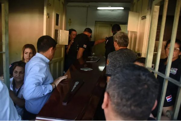 Παραγουάη: Αποπέμφθηκε υπουργός που επέτρεψε σε… φέρετρο να μπει στη φυλακή