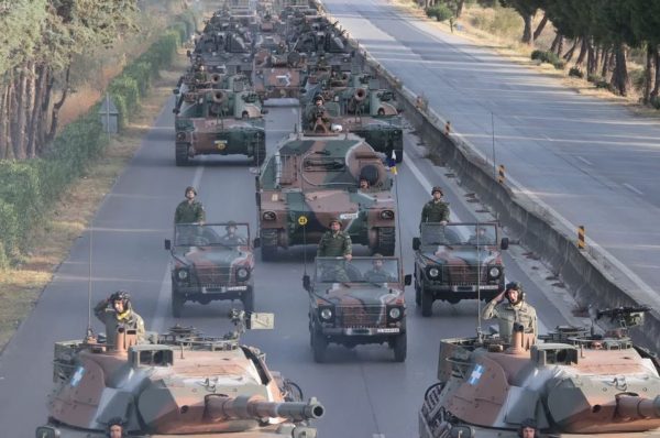 Θεσσαλονίκη: Γέμισε άρματα μάχης η Μουδανιών για τη δοκιμαστική παρέλαση
