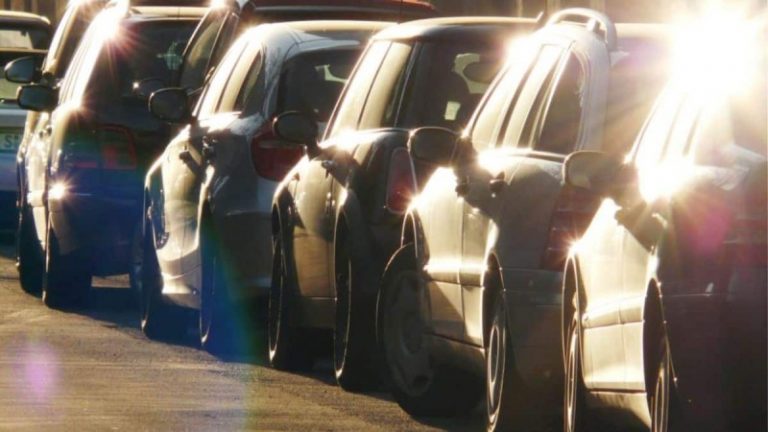 Πάτρα: Το παρκάρισμα του «αιώνα» έκανε νεαρή οδηγός