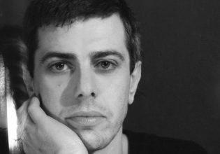 Ο Χρήστος Θηβαίος και ο Δημήτρης Καρράς τραγουδούν για τον Παύλο Σιδηρόπουλο