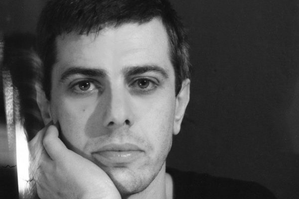 Ο Χρήστος Θηβαίος και ο Δημήτρης Καρράς τραγουδούν για τον Παύλο Σιδηρόπουλο