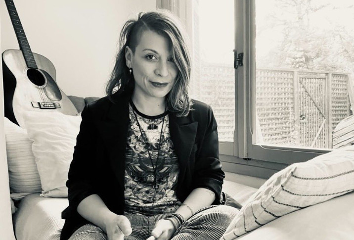 Πέννυ Σκάρου: Η αντίδραση της οικογένειάς της όταν έμαθε για τη σχέση της με άλλη γυναίκα