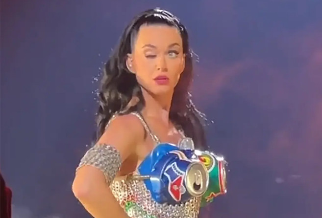 Katy Perry: Τι απαντά για το βλέφαρο της που έπεσε στη συναυλία