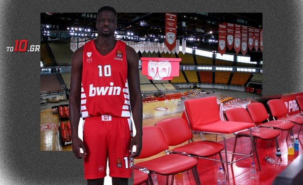 Ολυμπιακός: Η ειδική καρέκλα που κάθεται ο Φαλ στον πάγκο (pics)