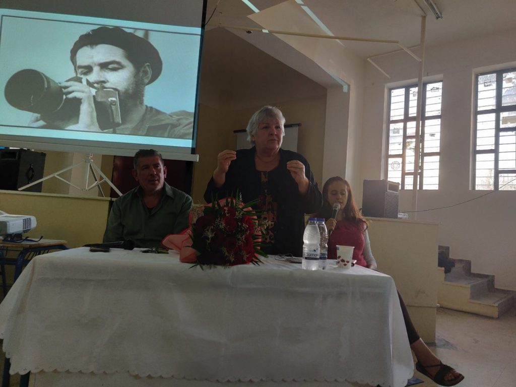 «Ο Τσε ασκούσε έντονη κριτική αλλά πρότεινε και λύσεις» – Η Αλέιδα Γκεβάρα μιλά σε μαθητές για τον πατέρα της