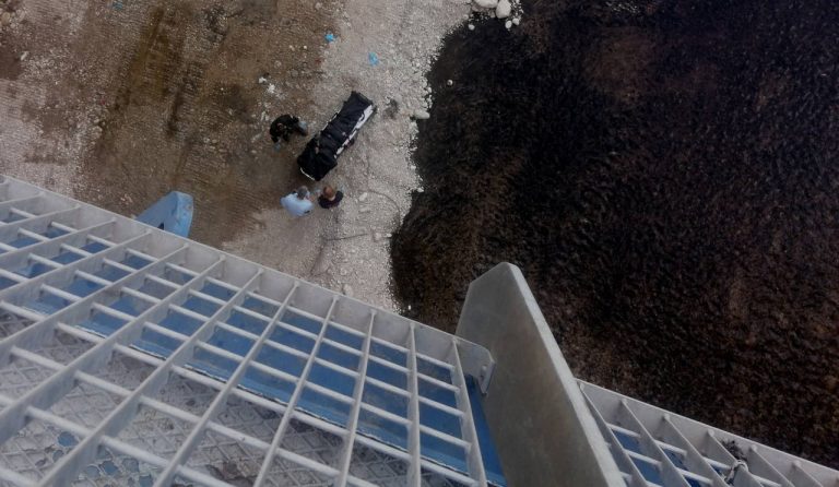 Κηφισός: Ανδρας αυτοπυρπολήθηκε και έπεσε από την γέφυρα στο ποτάμι