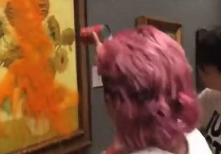 Βρετανία: Ακτιβίστριες κατά της κλιματικής αλλαγής πέταξαν ντοματόσουπα στον πίνακα «Ηλιοτρόπια» του Bαν Γκογκ