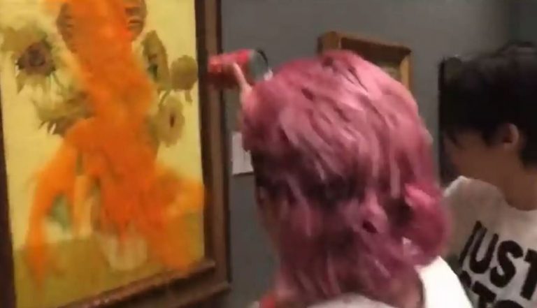 Βρετανία: Ακτιβίστριες κατά της κλιματικής αλλαγής πέταξαν ντοματόσουπα στον πίνακα «Ηλιοτρόπια» του Bαν Γκογκ