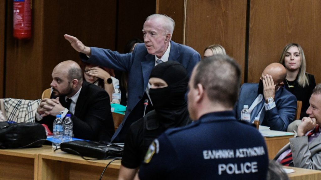 Δίκη Χρυσής Αυγής: Άγνοια δηλώνει η έδρα για τον ναζιστικό χαιρετισμό Πλεύρη – «Έγινε σε εμάς μπροστά;»