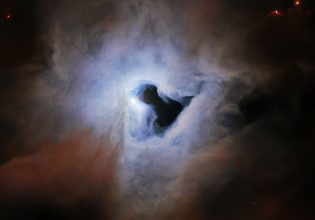 To διαστημικό τηλεσκόπιο Hubble κοιτάζει μέσα από μια κοσμική κλειδαρότρυπα