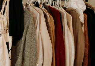 Ανέβασες τα καλοκαιρινά; – Κάνε την οργάνωση της ντουλάπας σου παιχνιδάκι σε 5 βήματα