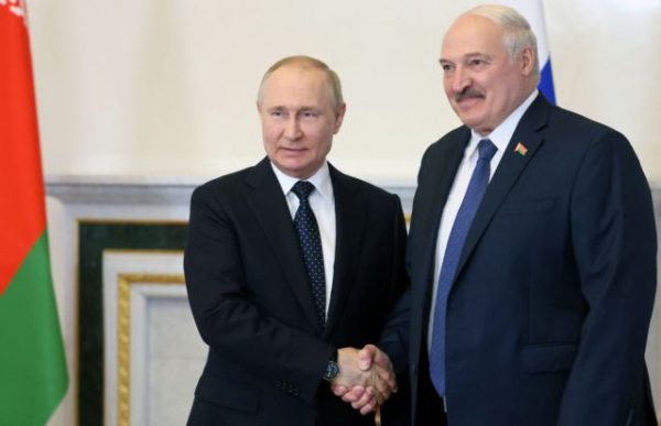 Λευκορωσία: Η Γαλλία την προειδοποιεί με κυρώσεις αλλά ο Λουκασένκο βλέπει και ακούει μόνο τον Πούτιν