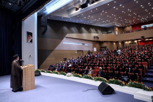 Ιράν: «Άντε χάσου» – Φοιτήτριες αποδοκίμασαν τον πρόεδρο Ραϊσί – Συνεχίζεται η καταστολή των διαδηλώσεων