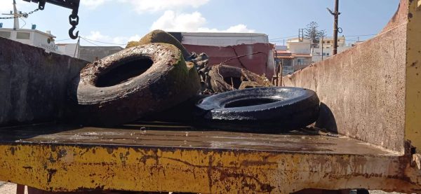 Λάστιχα φορτηγών και σίδερα έβγαλαν εθελοντές από τον βυθό της Κάσου