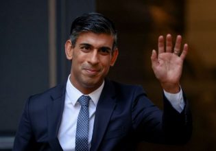 Ενθουσιασμός στην Ινδία για την ανάληψη της πρωθυπουργίας της Βρετανίας από τον Ρίσι Σούνακ