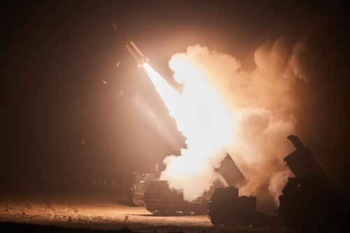 Βόρεια Κορά: ΗΠΑ, Ιαπωνία και Ν. Κορέα ετοιμάζουν «σθεναρή αντίδραση» μετά την εκτόξευση βαλλιστικού πυραύλου
