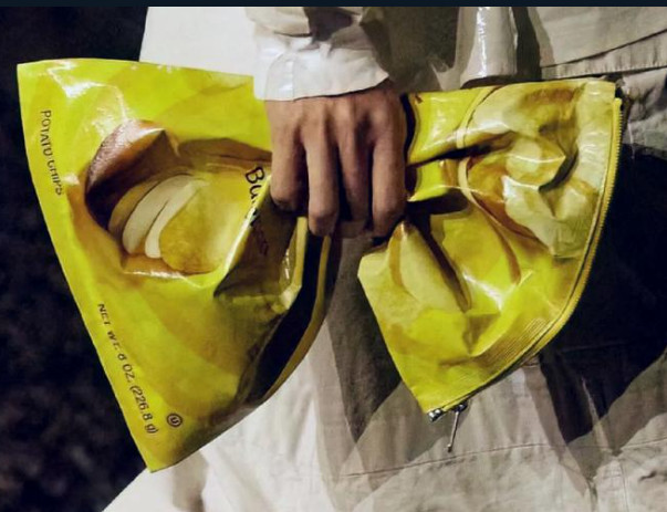 Τσάντα διάσημου οίκου μοιάζει με σακούλα πατατάκια και κοστίζει 1800 δολάρια