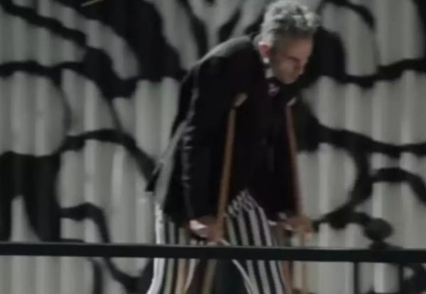 Άρης Σερβετάλης: Με πατερίτσες και ριγέ κολάν στους δρόμους της Αθήνας – Τι συμβαίνει