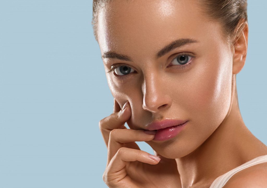 Πώς θα περιποιηθείτε σωστά τα ξηρά χείλη;