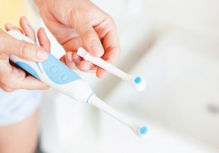 Στοματική υγιεινή: Αξίζει να πάρετε ηλεκτρική οδοντόβουρτσα;