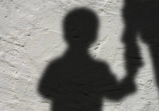 Κραυγή απόγνωσης από γονείς ΑμΕΑ που δεν μπορούν να στείλουν το παιδί τους σχολείο