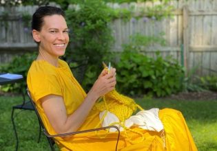 Έγκυος η Χίλαρι Σουάνκ – Δίδυμα περιμένει η 48χρονη οσκαρική ηθοποιός