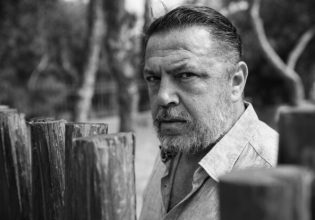 Στάθης Σταμουλακάτος στο in: «Ο ‘Κωλόκαιρος’ είναι ένα ρεαλιστικό έργο από αυτό που θέλω να κάνω μέχρι να πεθάνω»