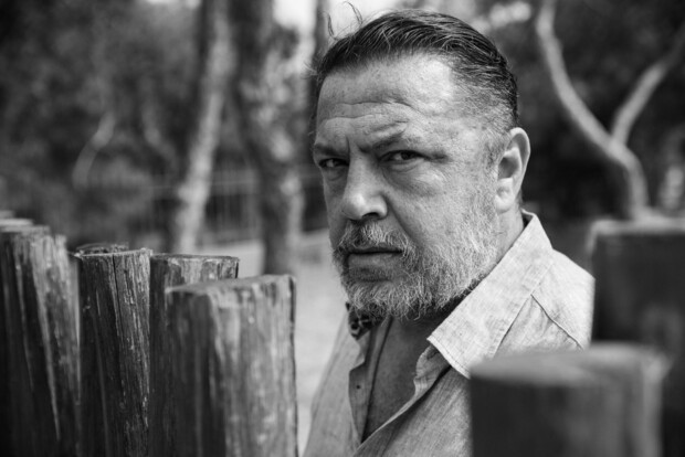 Στάθης Σταμουλακάτος στο in: «Ο ‘Κωλόκαιρος’ είναι ένα ρεαλιστικό έργο από αυτό που θέλω να κάνω μέχρι να πεθάνω»