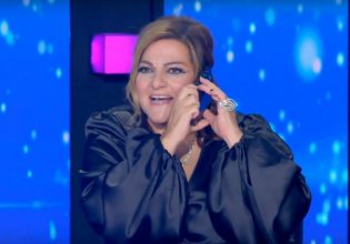 «Πάγωσε» η Βίκυ Σταυροπούλου με το τηλεφώνημα που δέχτηκε στον αέρα του J2US