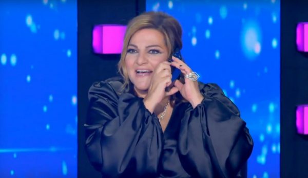 «Πάγωσε» η Βίκυ Σταυροπούλου με το τηλεφώνημα που δέχτηκε στον αέρα του J2US