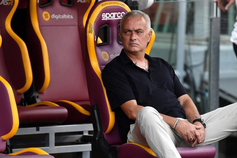 Μουρίνιο για Κβαρατσέλια: «Ίσως καταφέρω να τον κλωτσήσω αν έρθει προς τον πάγκο»