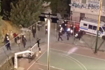 Εξάρχεια: Καταγγελία για ξυλοδαρμό πατέρα από αστυνομικούς μπροστά στο παιδί του