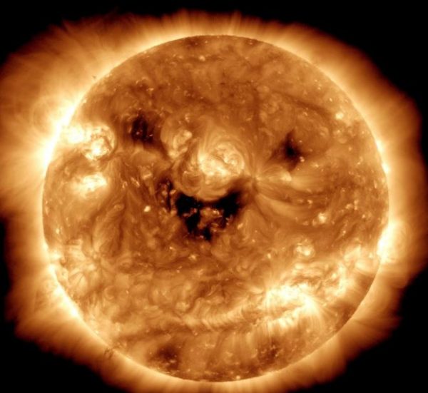 NASA: Η απίθανη εικόνα με τον Ήλιο να χαμογελά
