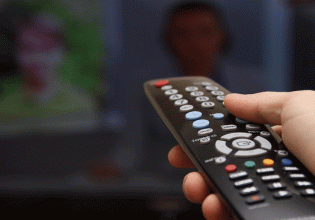 Πασίγνωστη παρουσιάστρια μένει εκτός τηλεόρασης – Κόβουν άρον άρον την εκπομπή της