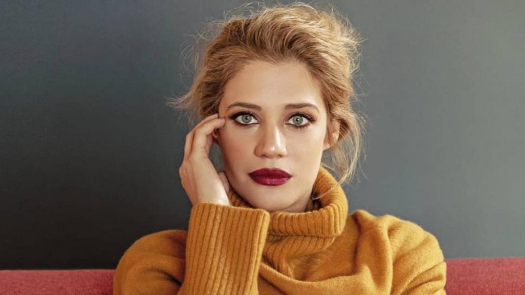 Τζένη Θεωνά: Πώς αντέδρασε όταν ο Λευτέρης Ελευθερίου είπε «λαϊκό» το ξανθό μαλλί της;