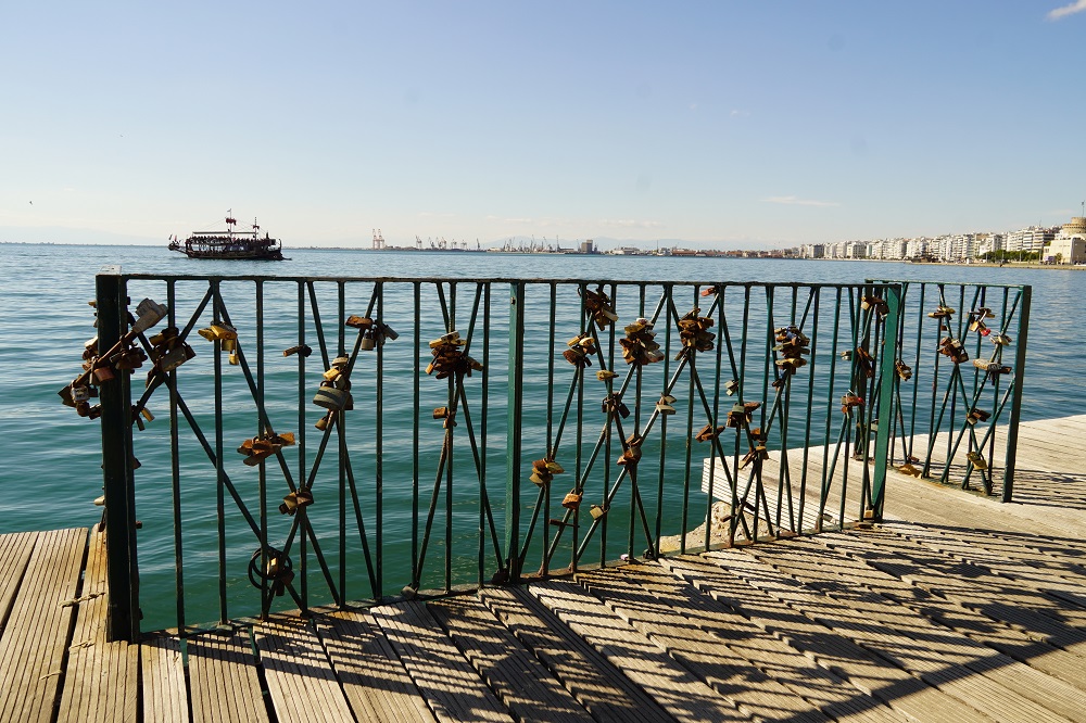 Θεσσαλονίκη: Οι «κλειδαριές του έρωτα» πληθαίνουν στην παραλία αλλά πλήττουν τις «Ομπρέλες» Ζογγολόπουλου
