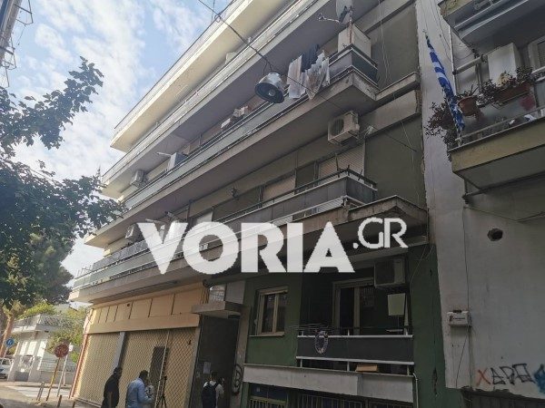 Έγκλημα στη Θεσσαλονίκη: Βρέθηκε κρυμμένο σκεπάρνι στο μπαλκόνι του διαμερίσματος
