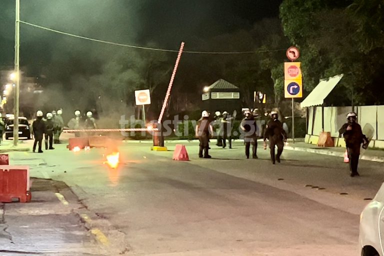 ΑΠΘ: Επίθεση με μολότοφ κατά των ΜΑΤ – Απάντηση με δακρυγόνα και κρότου λάμψης