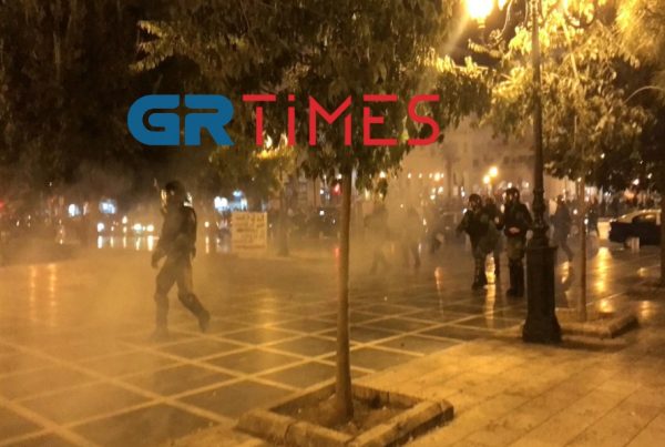 Θεσσαλονίκη: Επεισόδια στο κέντρο της πόλης μεταξύ κουκουλοφόρων και ΜΑΤ