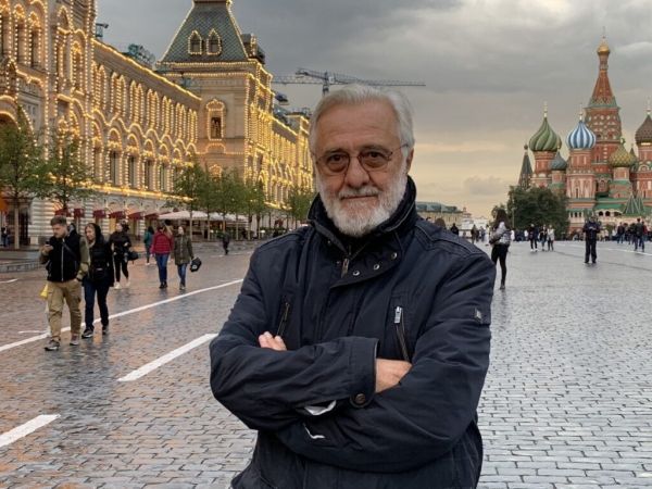 Ο Γιάννης Σμαραγδής διευκρινίζει στο in για τη δήλωση: «Δεν ξέρω τον Καπουτζίδη»