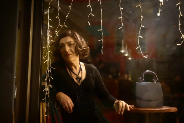 Την Τρίτη στο σούπερ μάρκετ: Μια τρανς εξομολογείται σε ένα μπαρ στην Πλατεία Μεσολογγίου