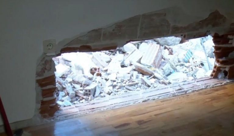 Θεσσαλονίκη: Γκρέμιζαν πολυκατοικία και άνοιξαν τρύπα σε διπλανό διαμέρισμα