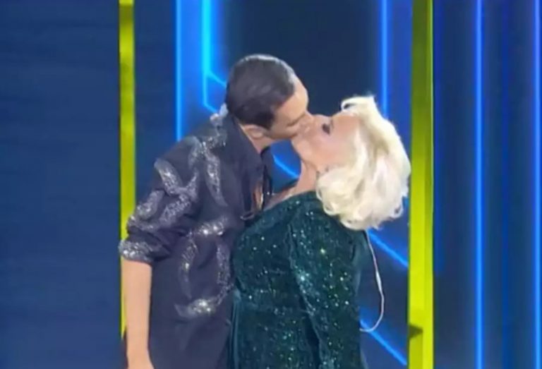 Μπέσσυ Αργυράκη: Παθιασμένο φιλί με τον Τόλη Παπαδημητρίου ξάφνιασε το πλατό του J2US