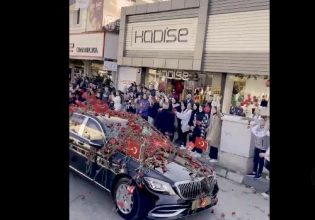 Τουρκία: Οπαδοί του Ερντογάν «έλουσαν» με ροδοπέταλα το αυτοκίνητό του