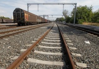 Τρίκαλα: Σύγκρουση τρένου με αυτοκίνητο – Δύο τραυματίες