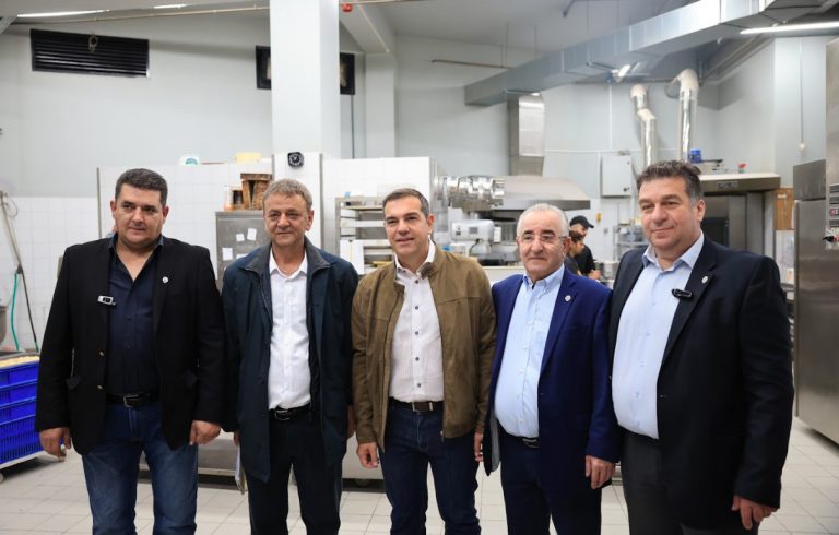 Τσίπρας: Αδιανόητο ότι δεν έχουν μειωθεί ΦΠΑ και ΕΦΚ – Κύμα λουκέτων στα αρτοποιεία