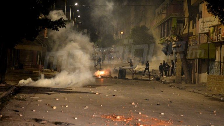 Τυνησία: Σφοδρές συγκρούσεις διαδηλωτών και αστυνομικών με πέτρες, δακρυγόνα και πλαστικές σφαίρες
