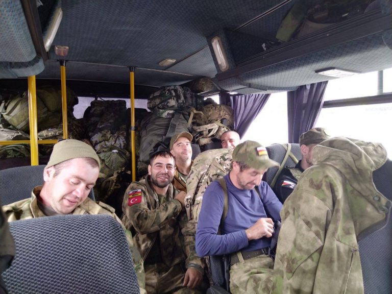 Ρωσία: Πολεμούν στο πλευρό του Πούτιν μισθοφόροι τουρκικής καταγωγής; – Βίντεο τους δείχνει να κρατούν την τουρκική σημαία