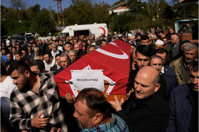 Τουρκία: Βίντεο με υπουργούς του Ερντογάν να γελάνε στην κηδεία ανθρακωρύχου της Αμάσρα