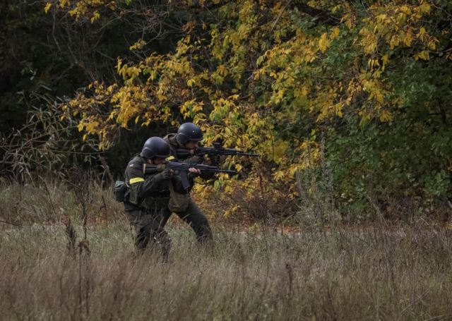 Spiegel: Χώρες – μέλη της ΕΕ θα αναλάβουν την εκπαίδευση έως και 15.000 Ουκρανών στρατιωτών